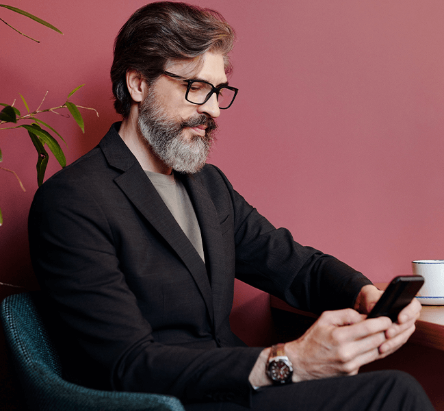 Man receiving auto text response